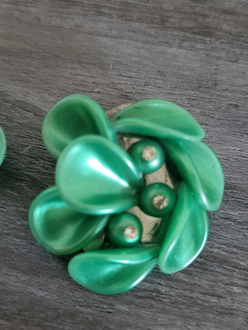 Vintage Green Floral Clip-On Earrings Mid Century Costume Jewelry - Picture 7 of 9